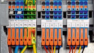 Bei dem Forschungsprojekt kommen Reihenklemmen mit Hebel zum Einsatz, damit für die Installation des NOx-Messsystems kein Spezialwerkzeug benötigt wird. (Karin Wilck)