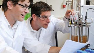 Studiengangsleiter Marco Rupprich (links) und Projektleiter Thomas Obholzer im Testlabor des MCI Management Center Innsbruck: Das neu entwickelte Verfahren nutzt die Ionisationstechnik zur Elimination von Spurenstoffen. (Bild: MCI Management Center Innsbruck)