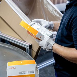 Von Hand gefertigt: Beim PrePackaging Service von Faller Packaging entstehen kleine Mengen an Faltschachteln oder komplexe Verpackungskonstruktionen.(Bild:  Faller Packaging)
