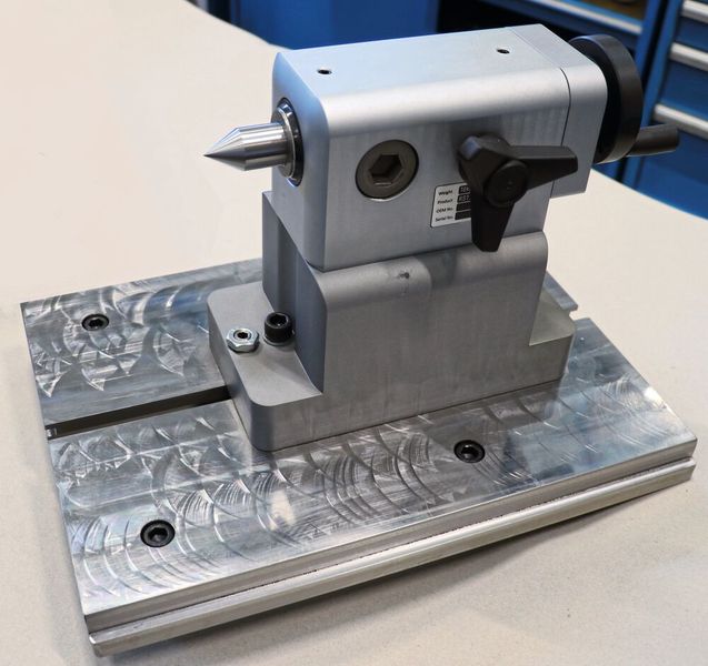 Der von pL Lehmann gelieferte Reitstock long Flex wird auf dem Vero-S Nullpunktspannsystem platziert. Um die Position auf die Länge des abzustützenden Bauteils anzupassen, wurde er verfahrbar ausgeführt.  (Bild: pL Lehmann)