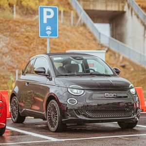 Auch im Stand kann der Fiat 500e dank eines Moduls unter dem Asphalt induktiv geladen werden.(Bild:  Stellantis Germany)