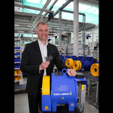 Vorstandsvorsitzender Joachim Ley freut sich über den Aufzugsmotor ohne Seltene Erden.  (Bild: Ziehl-Abegg / Rainer Grill)