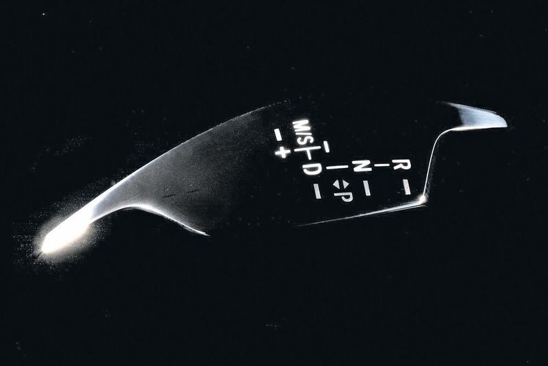 Das Gangwahlhebel-Display des Premiumfahrzeuges. Die Oberfläche wurde von einem Stäubli TX90 poliert. (Stäubli)