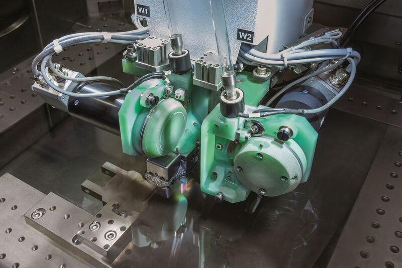 Die Drahterodiermaschine Agie Charmilles Cut 3000 S von GF Machining Solutions mit vollautomatischem Drahtwechsler in der Roboterautomation bei Ottemeier. (Ottemeier)