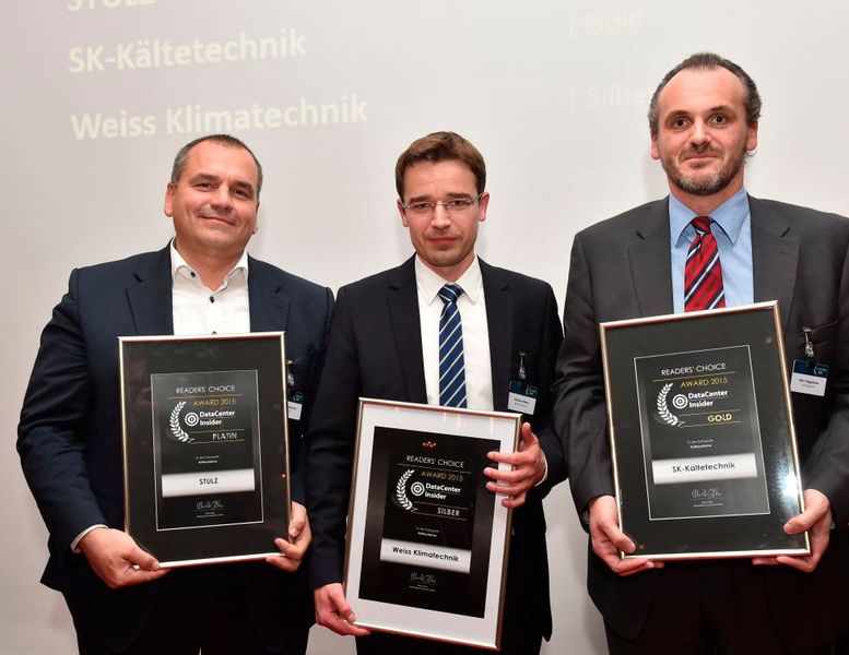 Nahezu unaufgeregt, um nicht zu sagen cool, wirkten Mirko Hoffmann, Mathias Köster und Marc Siggelkow (von links) bei der Preisübergabe für die besten „Kühlsysteme“. Sie sicherten sich die Urkunden für STULZ, Weiss Klimatechnik und SK-Kältetechnik. (Bild: VIT)