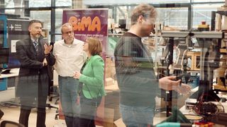 Erfolgreicher Robotik-Inkubator der TUM erhält weitere Förderung: Im Munich Urban Colab sprechen Nicole Ebner, Prof. Eckehard Steinbach (2. v. l.) und Lorenzo Masia (l.) miteinander. Rechts ist Jannik Grothusen, Gründer des Start-ups The Robot Learning Company, zu sehen.  (Bild: Steffen Kastner)