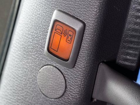 Um den Fahrer auf einen schutzlosen Verkehrsteilnehmer in der Nähe des Lkw visuell hinzuweisen, leuchtet eine rote Lampe entweder auf oder beginnt zu blinken. (Archiv: Vogel Business Media)