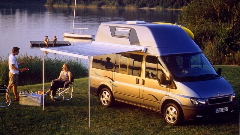 Mit dem Modellwechsel vom Ford Transit der 4. Generation zum Ford Transit 00 änderte sich auch einiges am Nugget. Statt im Heck befindet sich die Küche mitten im Auto und hat eine L-Form, sodass ein Durchgang zur Heckklappe möglich wird. Die Nugget-Variante mit Hochdach ist etwas höher und erreicht eine Höhe von ca. 2,80 m.  (Bild: Ford)