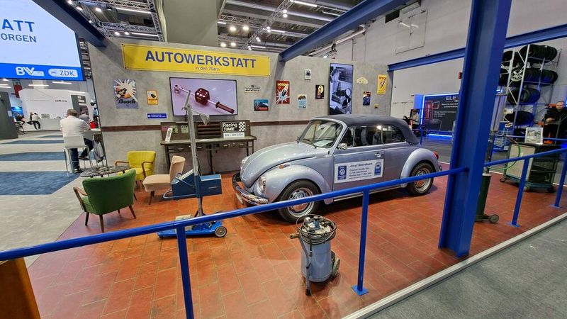 Wunderschöne Klassikerszene auf dem Stand des ZDK/BIV, inszeniert von Josef Bliersbach vom gleichnamigen Bosch Car Service.  (Bild: Dominsky – VCG)