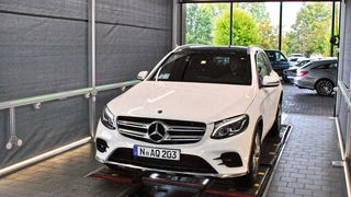 In der Fotobox der Direktannahme der Mercedes-Benz-Niederlassung Nürnberg scannen insgesamt 56 Kameras die Kundenfahrzeuge. (Bild: Dominsky/»kfz-betrieb«)