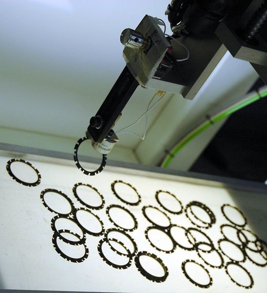 Bild 2: Der am Handling angebrachte Magnetarm nimmt die i.O.-Teile auf und gibt sie weiter. (Archiv: Vogel Business Media)