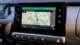 Zukünftig müssen Autohändler gewährleisten, dass Kunden beim Kauf von Gebrauchtfahrzeugen die eingebauten Navigationsgeräte so lange aktualisieren können, wie sie den Wagen nutzen. (gemeinfrei)