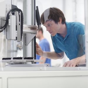 Eine Heißnietmaschine im Einsatz.