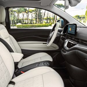 Im Innenraum hat sich einiges getan.(Bild:  FCA)