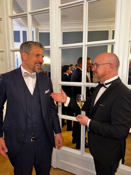 Tommy Grosche (Fortinet) lacht über den englischen Humor von Simon England (r., Infinigate). (Bild: Vogel IT-Medien GmbH)