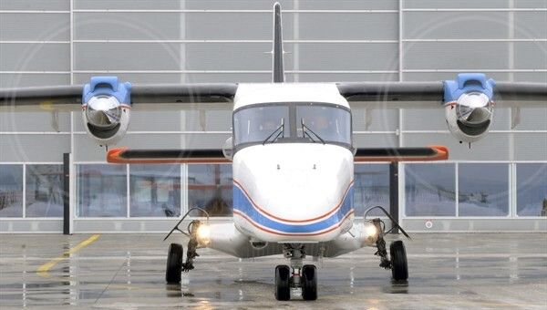 Die Turboprop-Maschine Dornier 228, die im Experiment eingesetzt wurde. Unter dem Rumpf erkennt man die Glaskugel, die das Teleskop schützt. (DLR)