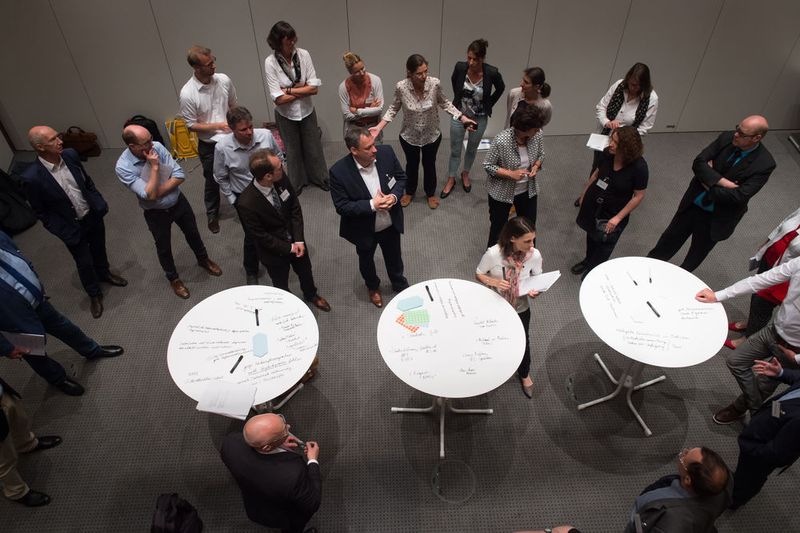 Die Diskussionen die durch die Vorträge in Gang gesetzt wurden, gingen anschließend im kleineren Kreis in verschiedenen Arbeitsgruppen weiter. (Pflug/BVL)