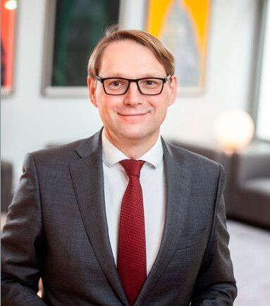 Oliver Zander, Hauptgeschäftsführer des Arbeitgeberverbands Gesamtmetall, muss die Alarmglocken läuten lassen. Denn Deindustrialisierung und viele weitere Probleme würden immens Arbeitsplätze kosten, wenn es so weitergehe ...(Bild:  Gesamtmetall)