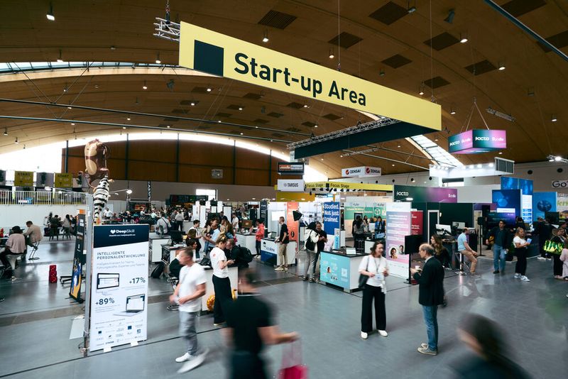 Auf verschiedenen Bühnen – von der Start-up Area über ... (Bild: © Richard Mathieu / Messe Karlsruhe / neverdaless)
