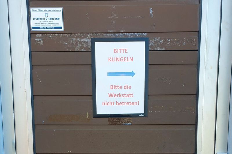 Kein Zutritt in die Werkstatt. Kunden des Autohauses Diewald müssen sich durch Klingeln  anmelden. (Bild: Autohaus Diewald)