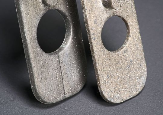 Links: Spritzgegossener Prüfkörper mit herkömmlichen plättchenförmigen Metalleffektpigmenten. Rechts: Spritzgegossener Prüfkörper mit neuartigen tetraederförmigen Pigmentpartikeln.(Bild:  Fraunhofer-Institut IAP, Jadwiga Galties)