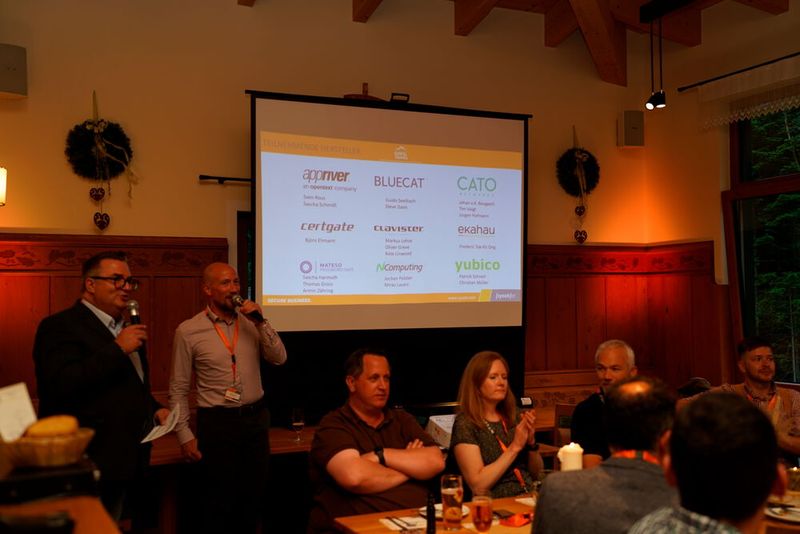 Sales Director Mathias Erber und Sysob-Geschäftsführer Thomas Hruby (li.) heißen die Sysob-Partner offiziell zum Gipfeltreffen 2022 willkommen. (Sysob)