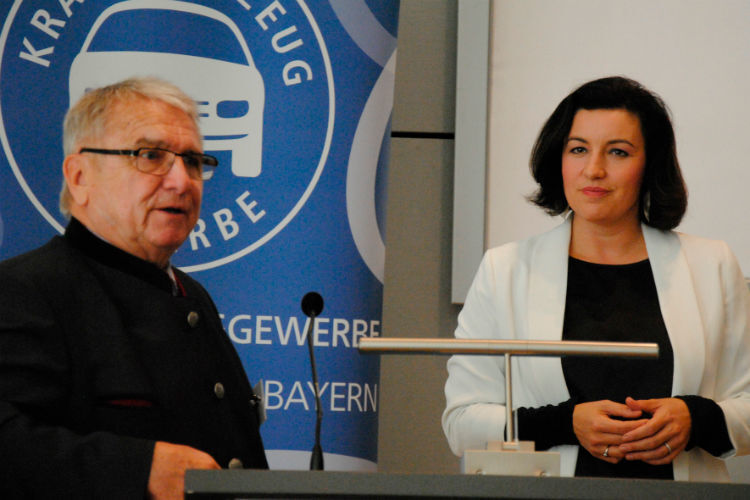 Kennen sich gut: Landesverbandspräsident Klaus Dieter Breitschwert (Kfz-Gewerbe Bayern) und Staatssekretärin Dorothee Bär (Bundesverkehrsministerium). (Baeuchle)