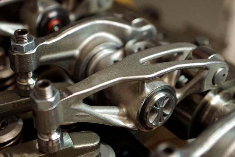 In the concept engine, Renault uses additive manufactured rocker arms and camshaft bearing covers. The manufacturer successfully tested both components on the test bench. The picture clearly shows the topology optimization at the rocker arm. (Renault Trucks)