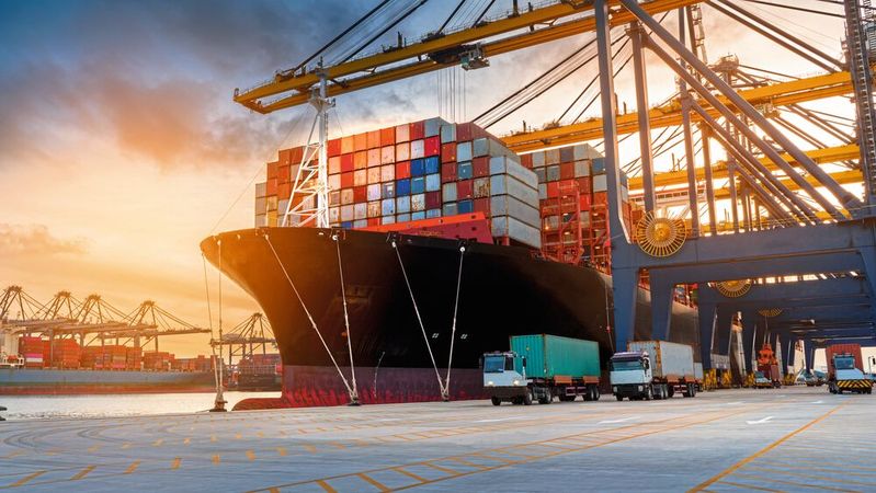 Globale Lieferketten werden immer komplexer. Und damit wird die Überwachung und das Supply Chain Management für Unternehmen zunehmend herausfordernd.(Bild:  Yellow Boat - stock.adobe.com)