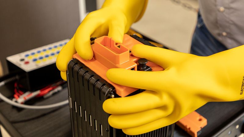 Bei E-Fahrzeugen kann die Reparatur des Akkus schnell ins Geld gehen.(Bild:  Volvo)