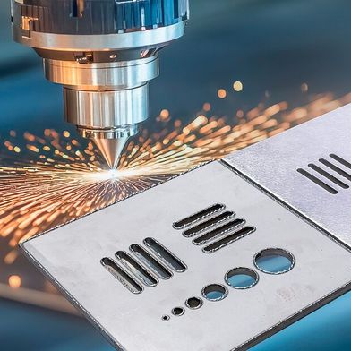 Präzise Power von Arku: Der EdgeBreaker 3000 Fiber zeigt seine Stärke bei der Entfernung harter Grate, wie sie typischerweise beim Schneiden mit dem Fiberlaser entstehen (Bild: Arku)