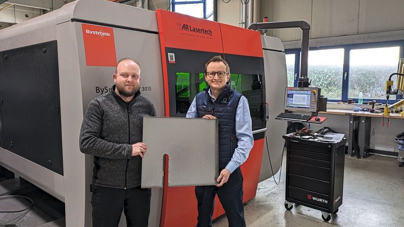 Alexander Rode (Geschäftsführer der AR Lasertech, links) und Tom Krause (Geschäftsführer von Automate-Me, rechts) vor der Laserschneidmaschine von Bystronic. (Bild: Automate-Me)