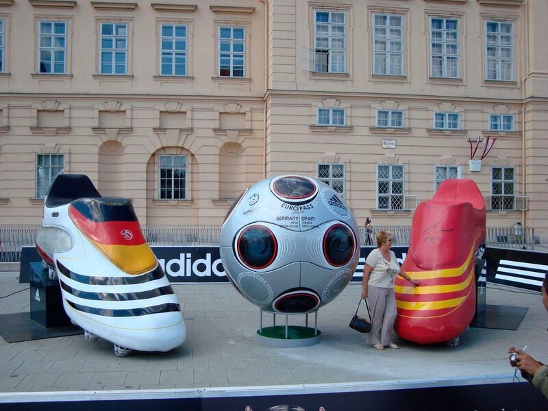 Ein übergroßes Modell des offziellen-Spielballs Europass vor dem Finale der Europameisterschaft 2008 zwischen Deutschland und Spanien. (gemeinfrei/Goutamkhandelwai)