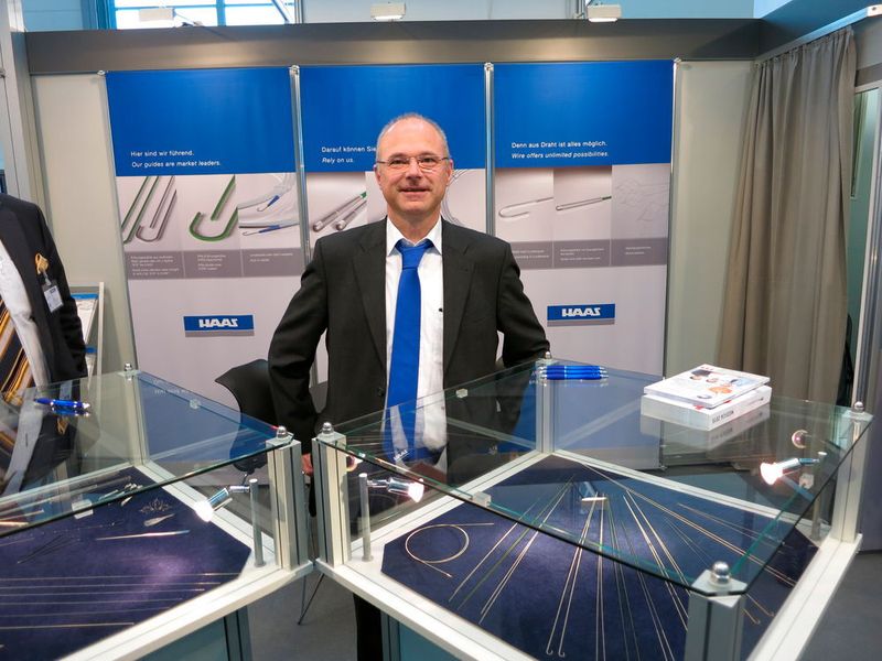 Uwe Stoll, Segmentleiter Technische Federn und Medizintechnik, präsentiert am Stand von Carl Haas Führungsdrähte, Steinfangkörbchen, Trachialtubs und andere hochpräzise Teile aus Metall von den Schwesterunternehmen der Kern-Liebers-Gruppe. (Reinhardt)