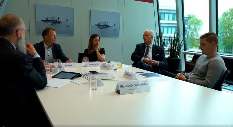 Der hochkarätig besetzte Gründer Roundtable diskutierte zahlreiche Facetten rund um Start-ups im Maschinenbau. Mit Young Tech Enterprises, einem erstmals ausgelobten Preis des Bundeswirtschaftsministeriums für Digitale „Innovationen in der Produktion“ sowie einem geförderten Gemeinschaftsstand stehen Start-ups bei der EMO Hannover 2019 besonders im Fokus. (VDW)