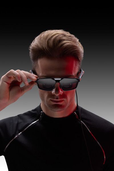 Eine elektrochrome Dimmfunktion sorgt dafür, dass die Gäser der Brille abgedunkelt werden, wenn der Träger auf den virtuellen Monitor blickt. Wendet er den Blick ab, werden sie transparent. Für die Funktion wird Head-Tracking eingesetzt. (Bild: Asus)