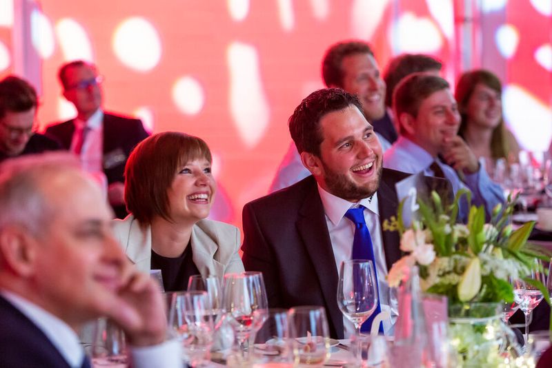 Unter den 160 geladenen Gästen herrschte beste Stimmung. (Stefan Bausewein)