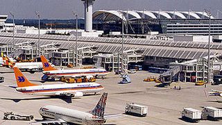 Vanderlande erhielt den Zuschlag von der Flughafen München GmbH, den Vor-Ort-Wartungsvertrag für das Gepäckfördersystem um weitere fünf Jahre durchzuführen. Bild: FMG (Archiv: Vogel Business Media)