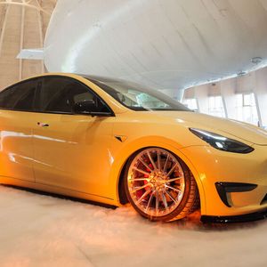 E-Autos werden auf der Essen Motor Show immer präsenter. In diesem Jahr ist beispielsweise dieser leistungsstarke Tesla Model Y zu sehen. 534 PS bringt das E-Auto mit Airlift-Performance-3P-Fahrwerk auf die Straße.(Bild:  Messe Essen)