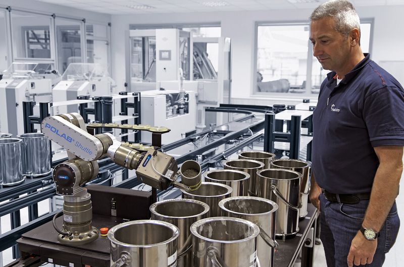 Bild 1: Im Betriebslabor arbeiten Serviceroboter und Mensch barrierefrei zusammen, wie Jörg Anders, stellvertretender Leiter Betriebslabor und Qualitätssicherung bei der Holcim (Deutschland) AG, zeigt. Die Gesamtinvestition für das neue Automatiklabor lag bei 3 Mio. Euro. (Bild: Schunk)