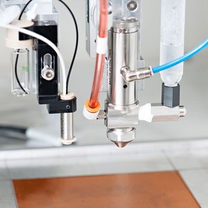 Sensoren aus der Düse – ein Plastiksubstrat wird mit einem feinen Film von Kohlenstoff-Nanoröhrchen überzogen.