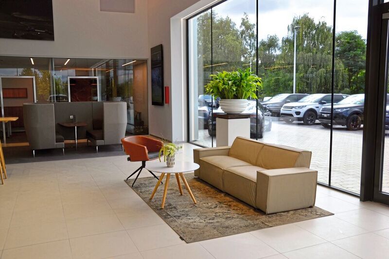 Im Autohaus wird so eine wohnliche Atmosphäre geschaffen. (Mauritz/»kfz-betrieb«)