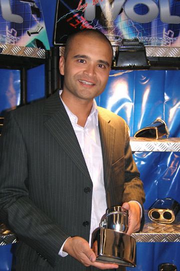 Commercial Manager Harold Naaijkens zeigt ein schickes Ivol-Edelstahl-Endrohr. (Archiv: Vogel Business Media)