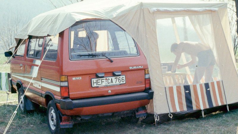Der erste Libero in Deutschland (Libero E10) hatte den Dreizylinder-Reihenmotor E10 mit 997 cm³ und 37 kW/50 PS, der quer liegend im Heck eingebaut war. Damit erreichte er eine Höchstgeschwindigkeit von 120 km/h. Das Leergewicht wird mit 890 bis 940 kg angegeben. Normalerweise wurden über ein 5-Gang-Getriebe nur die Hinterräder angetrieben. Über einen Schalter im Getriebe-Schalthebel konnte auf 4WD-Betrieb, also Allrad-Antrieb, umgeschaltet werden. Dabei wurde über ein elektrisch betätigtes Ventil die Koppelung des Vorderradantriebs durch Unterdruck aus dem Ansaugtrakt pneumatisch zugeschaltet. (Bild: Subaru)