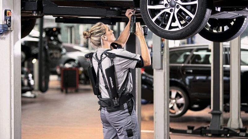 Mit 1,9 Kilogramm ist der Paexo von Ottobock ein echtes Leichtgewicht unter den Exoskeletten. Volkswagen kooperiert mit dem Weltmarktführer für Prothesen bei der Optimierung des Systems. (Ottobock)