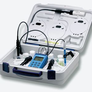 Abb.2: Mobile pHGeräte
werden häufig in
Koffern mit einer verschiedenen Elektroden
und Reagenzien für den Außeneinsatz geliefert.
Quelle: Schott Instruments GmbH