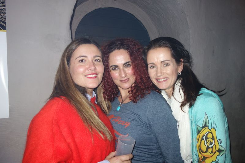 Das farbenfrohe Trio, (v. l.) Aline Gauthier, Samsung, Besa, IT-BUSINESS, und Katja Neumann, i3-Technologies. (IT-BUSINESS)