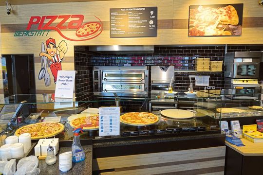 In der Pizza-Werkstatt lässt sich lecker speisen. Und wer das tut, der tankt meistens auch gleich seinen Wagen voll. In der Pizza-Werkstatt lässt sich lecker speisen. Und wer das tut, der tankt meistens auch gleich seinen Wagen voll.