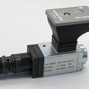 Der digitale Proportionalverstärker steuert Proportional- oder Schaltventile direkt am Magneten(Bild:  Weber-Hydraulik)