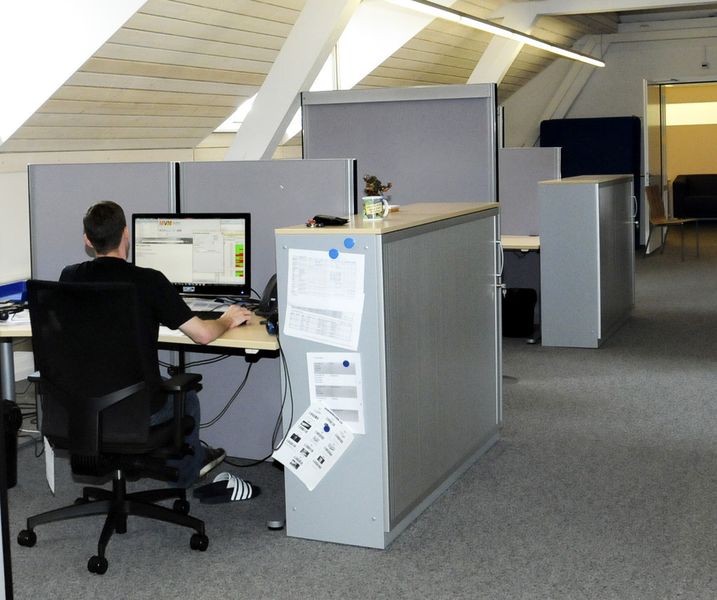 An diesen hellen, angenehmen Arbeitsplätzen werden Projekte gemacht. (Bilder: Salomon Automation A)